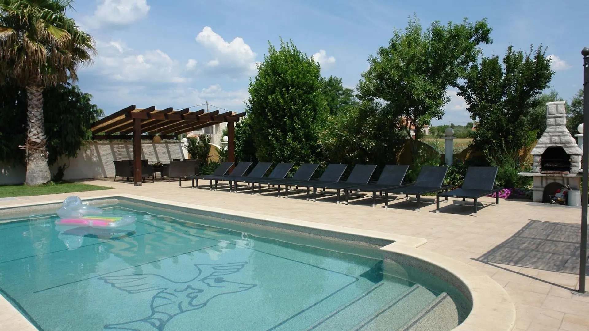 Villa Mit Garten Und Pool Fuer Die Ganze Familie Pomer