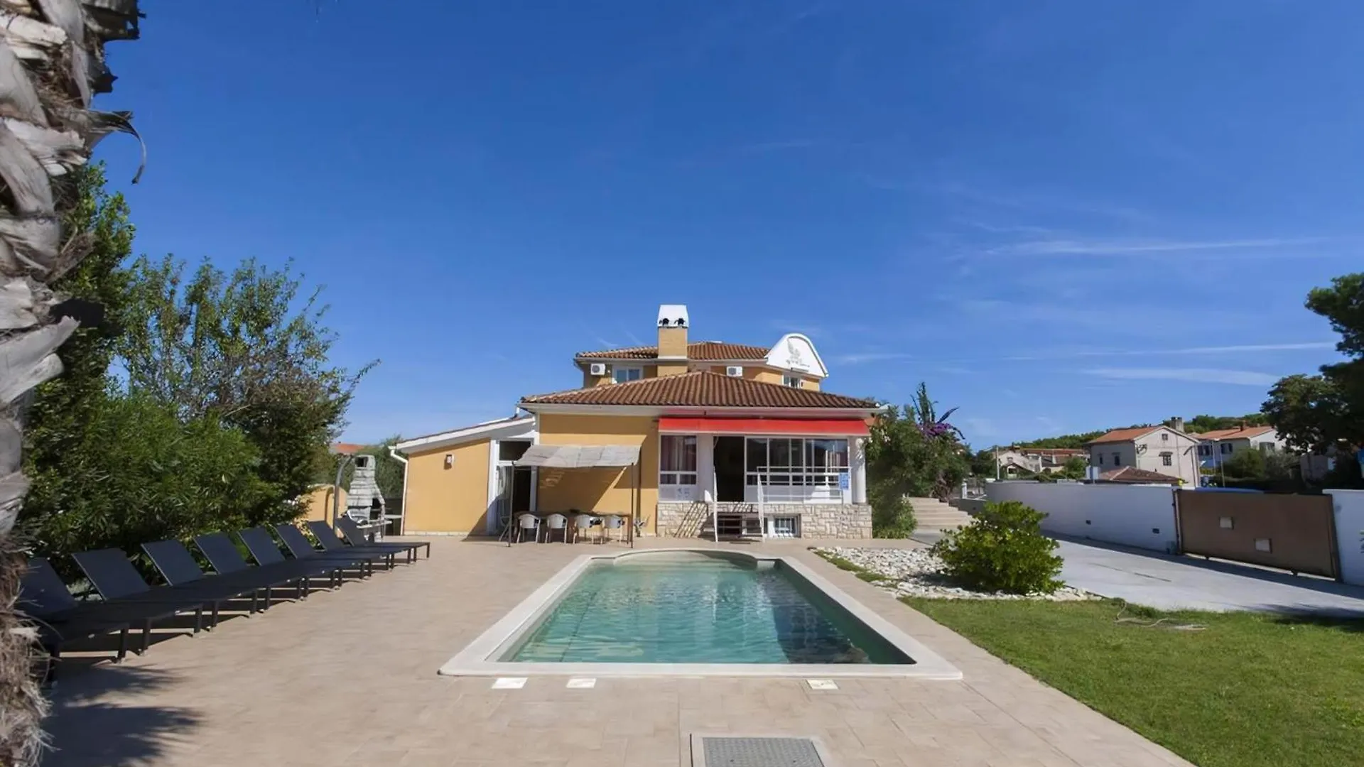 Villa Mit Garten Und Pool Fuer Die Ganze Familie Pomer